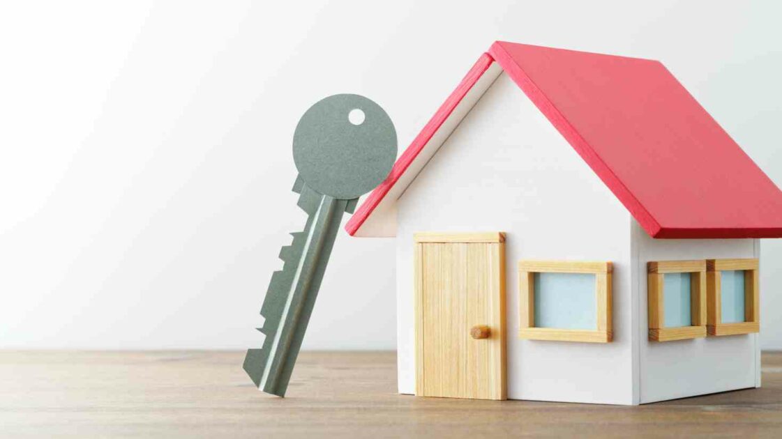 what is home insurance? image of a small house with a key